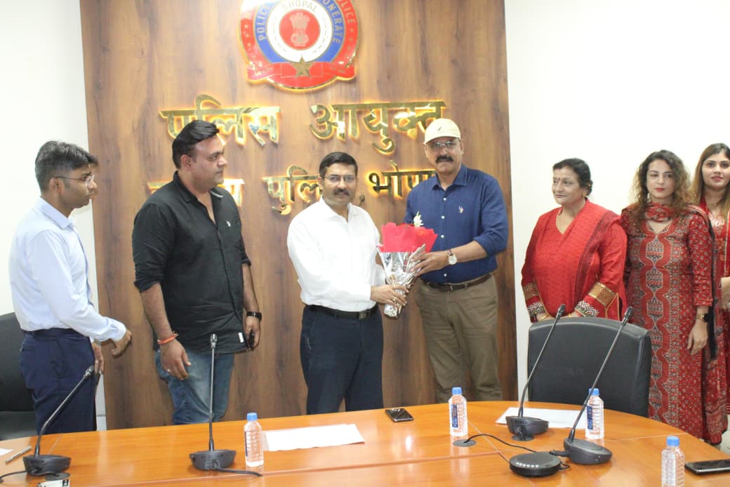 भोपाल पुलिस कमिश्नरेट में 14 अधिकारी/कर्मचारियों का विदाई समारोह आयोजित 4 1762243030 WhatsApp Image 2025 11 03 at 20.26.11